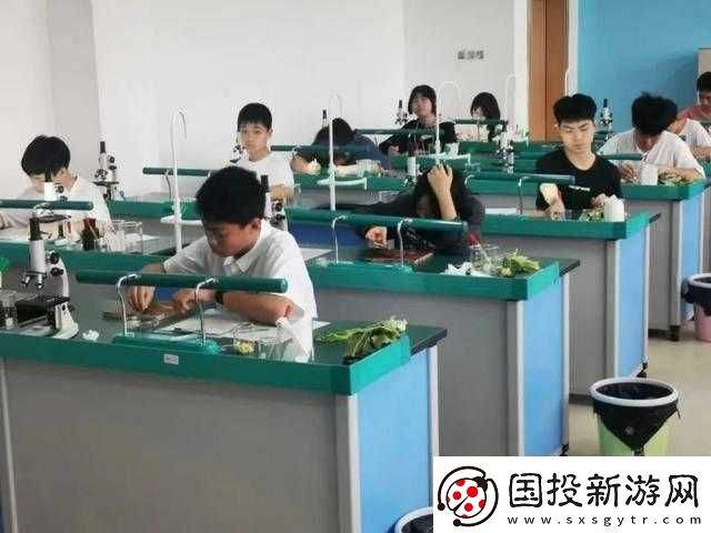 生物老師讓班長當(dāng)教學(xué)器材：這操作絕了