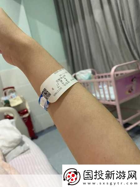 站在公交車?yán)镒ブ鴵u曳的手環(huán)：搖曳手環(huán)里的城市故事