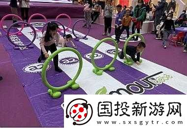寶寶把腿抬起來靠墻上-H：親子互動的正確姿勢