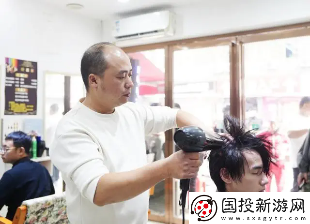 湖南理發(fā)師夫妻走紅-網(wǎng)友呼吁“全球巡剪”-丈夫謙稱：尚未達(dá)到那種境界