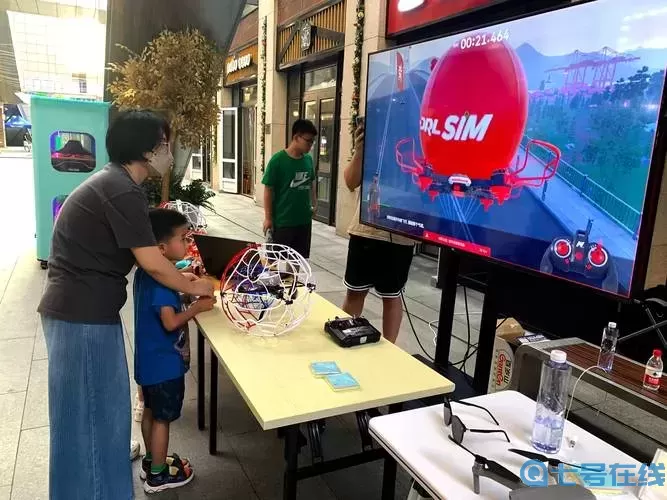 無(wú)人機(jī)模擬器很多人都在同一個(gè)場(chǎng)地聯(lián)系