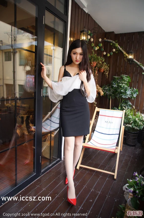 挽起裙子邁開腿打撲克-網(wǎng)友紛紛點(diǎn)贊：這真是太有創(chuàng)意了-結(jié)合了時尚與娛樂！