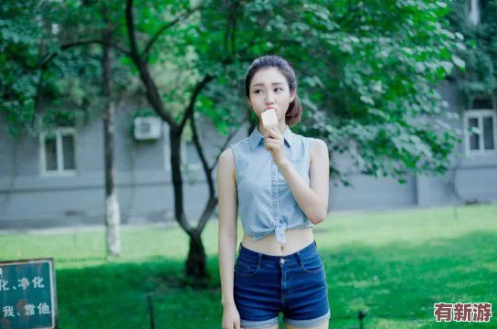 白絲?；ò?></p><h3>提升自身魅力的建議</h3><p>在這樣的校園環(huán)境中，提升自身魅力的途徑有很多。首先，學(xué)生應(yīng)積極參與各類文藝活動(dòng)或社團(tuán)，鍛煉自己的才能和人際交往能力；其次，充分利用圖書館和網(wǎng)絡(luò)資源，增強(qiáng)自己的專業(yè)素養(yǎng)和學(xué)術(shù)能力；最后，保持開放的心態(tài)，勇于嘗試新事物，培養(yǎng)自己的創(chuàng)造力和獨(dú)立思考能力。</p><p>對(duì)于許多年輕的學(xué)生來說，如何在繁忙的學(xué)業(yè)與生活中找到平衡，成為一個(gè)值得深思的問題。值得一提的是，校園生活雖然充滿挑戰(zhàn)，但也蘊(yùn)藏著豐富的學(xué)習(xí)機(jī)會(huì)。正如一位學(xué)生所說：“面對(duì)生活，我不想被動(dòng)接受。我希望通過自己的努力，讓青春更加絢麗?！?/p><p>面對(duì)青春的多姿多彩和生存的種種挑戰(zhàn)，有哪些具體的策略可以幫助大學(xué)生更好地應(yīng)對(duì)？例如，定期的時(shí)間管理和效率提升學(xué)習(xí)、有效的溝通技巧訓(xùn)練等，都能帶來極大的幫助。而學(xué)校與社會(huì)亦可以為年輕人提供更多的支持和機(jī)會(huì)，幫助他們?cè)陲L(fēng)雨中不斷成長。</p>
	       
                </div>
                <div   id=