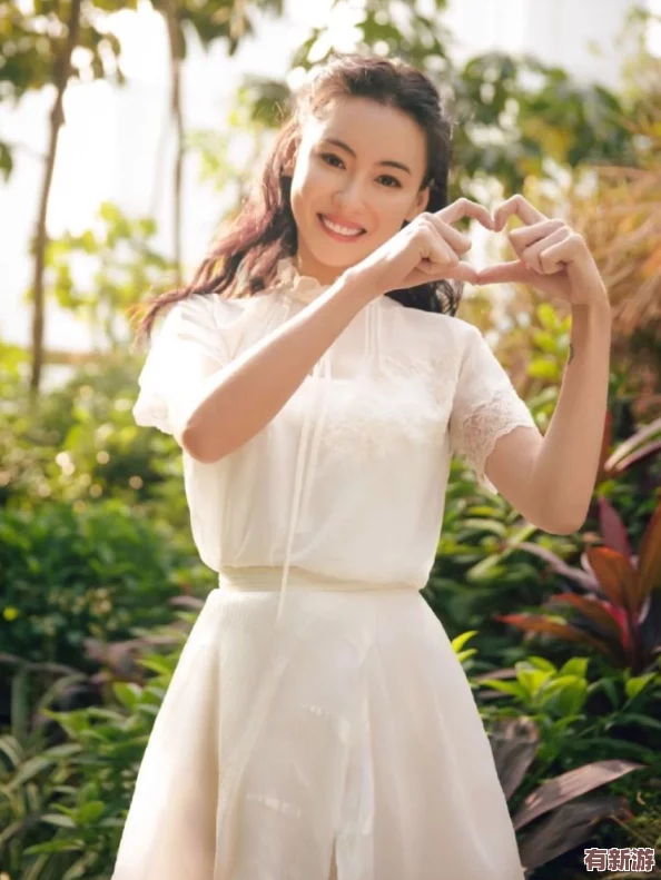 李麗莎對(duì)著鏡子噴水-展現(xiàn)出獨(dú)特的藝術(shù)表現(xiàn)力與自我探索的深刻內(nèi)涵-引發(fā)觀眾熱議與思考