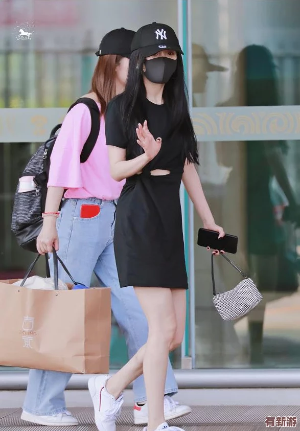 挽起裙子邁開腿打撲克