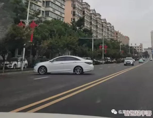 下雨天公交車(chē)站避雨1jk