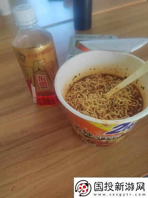 &amp;quot;公共場所泡面大作戰(zhàn)：一場不羈的味蕾革命&amp;quot;