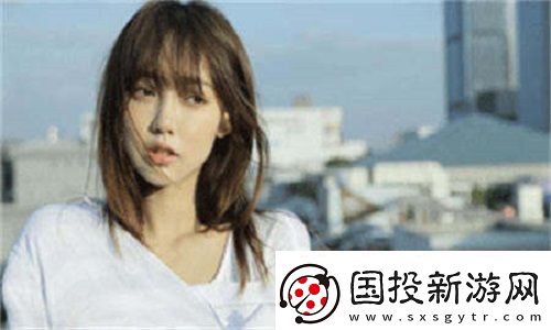 幾個(gè)裝修工人把我壓在茶幾：一場(chǎng)意外的家居改造之旅-既有些狼狽-也不乏幾分搞笑