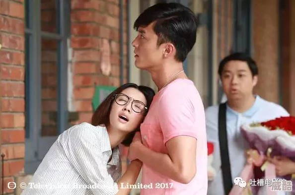 “岳故意裝睡讓我挺進(jìn)去的電影”中揭示的愛(ài)情與欲望的復(fù)雜關(guān)系