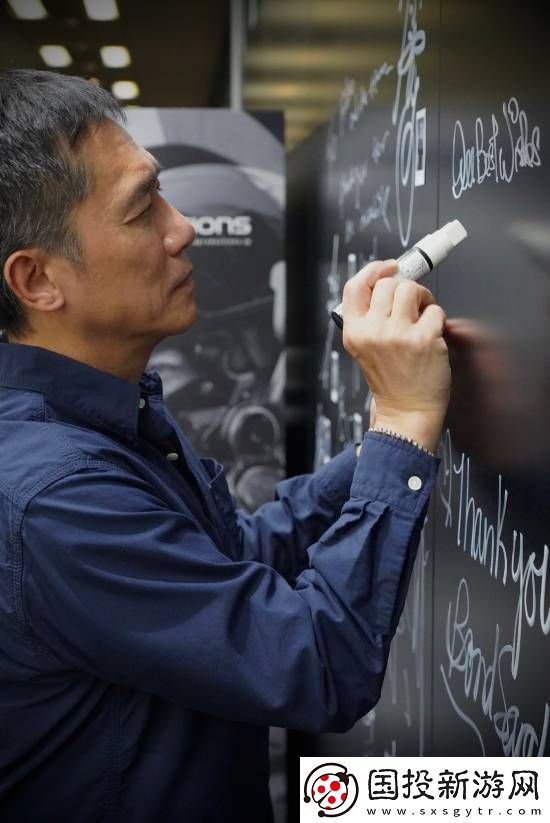 夢幻會面！梁朝偉造訪小島秀夫公司