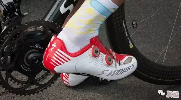 男生和女生一起拆拆拆很痛的輪滑鞋-竟然發(fā)現(xiàn)了隱藏在鞋子里的神秘信件-引發(fā)熱議！