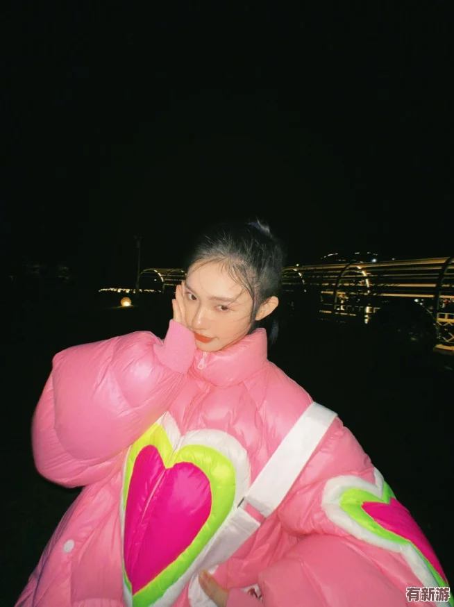 大白兔襯衫蹦蹦跳跳的圖片-展現(xiàn)了可愛與活力的完美結(jié)合-讓人感受到童趣與時尚的交融