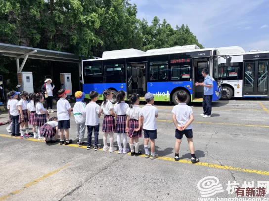 幼兒園的老師們振宇校車(chē)