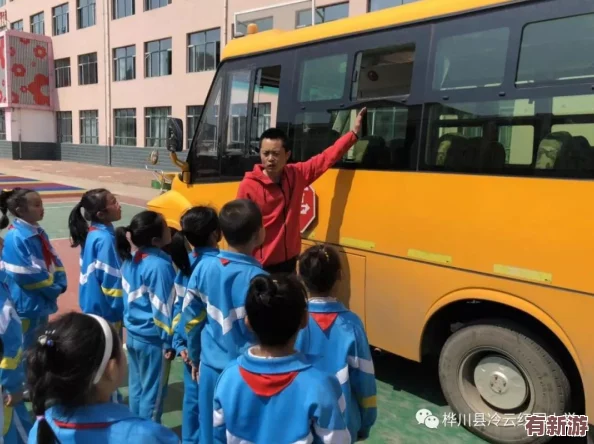 幼兒園的老師們振宇校車-積極組織孩子們安全出行-共同迎接快樂的學習時光與美好的成長體驗