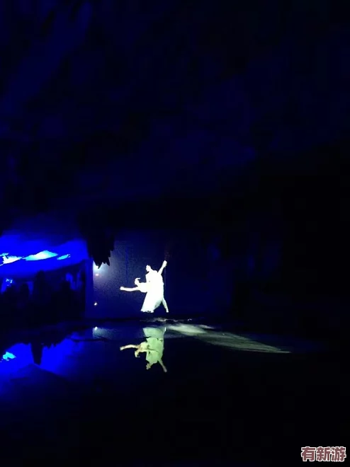 老衛(wèi)把船開到河中心去的故事情節(jié)：他與神秘女子在夜晚相遇-引發(fā)外界猜測和傳言