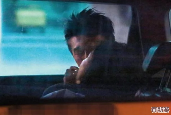 上面一邊親下邊一摸-某明星被拍到與神秘對象深夜約會-引發(fā)網(wǎng)友熱議和猜測！