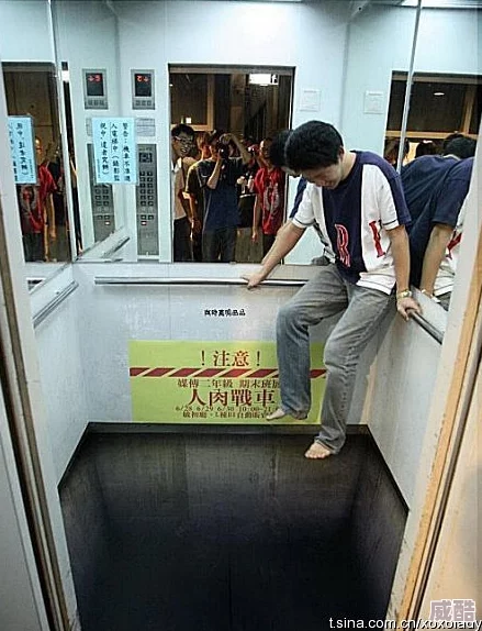 電梯里梅開二度：一名男子在電梯內(nèi)意外遭遇兩次相同的尷尬事件-引發(fā)眾人熱議與討論