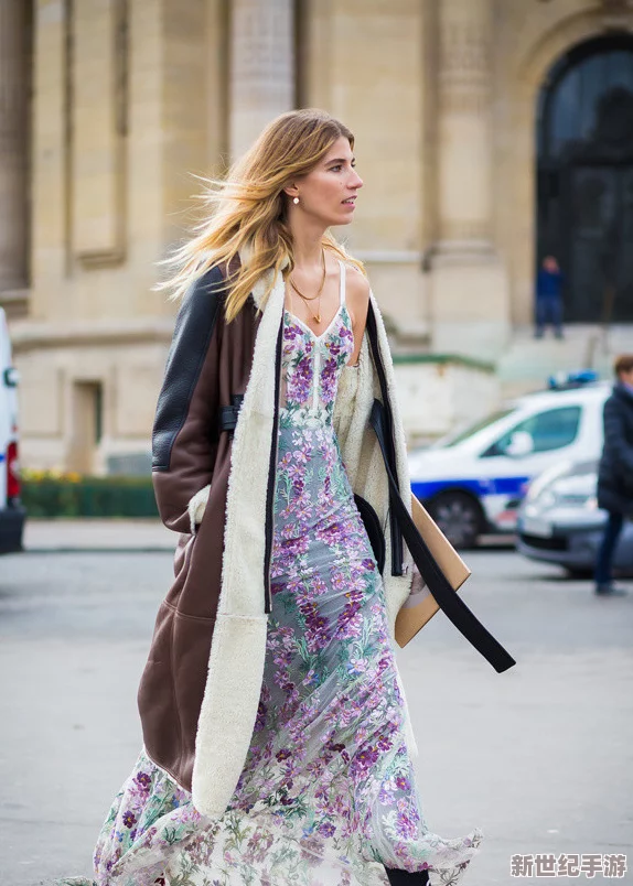 Lisa全身僅一條腰鏈-網(wǎng)友稱其“簡約而不簡單-完美展現(xiàn)了時(shí)尚魅力”