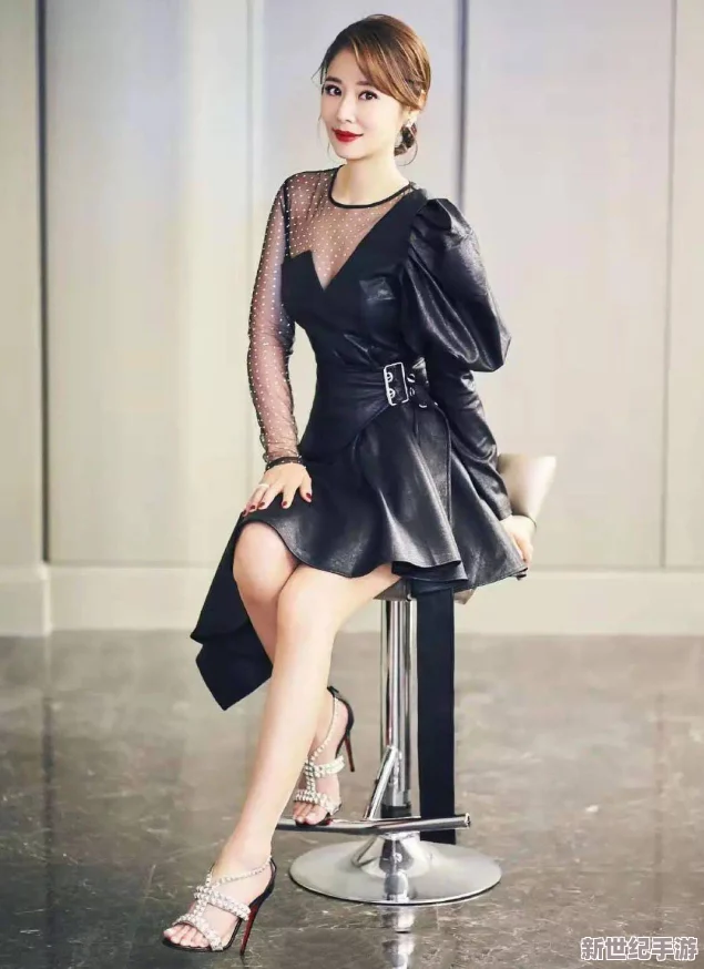 Lisa全身僅一條腰鏈