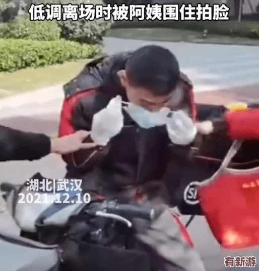 一小孩半夜喂女孩吃押巴-竟被目擊者拍下引發(fā)熱議-網(wǎng)友紛紛猜測兩人關(guān)系不簡單！