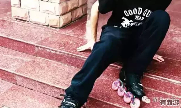 男生和女生拆拆很痛的輪滑鞋！某知名明星被曝光在街頭上摔倒原因竟然是因?yàn)檫@雙輪滑鞋設(shè)計(jì)不合理