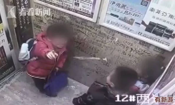 一小孩半夜喂女孩吃押巴