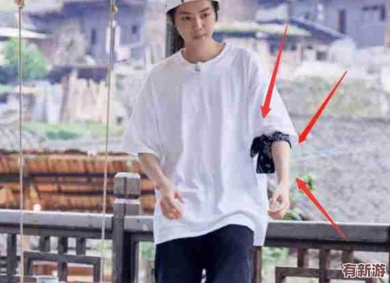 三個創(chuàng)可貼遮住重要部位