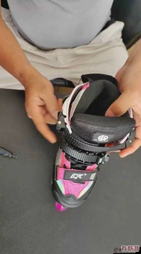 男生和女生拆拆很痛的輪滑鞋！某知名明星被曝光在街頭上摔倒原因竟然是因為這雙輪滑鞋設計不合理