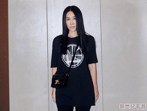 那英BB好看嗎-解析這位歌手在時(shí)尚界的影響力與審美品味-探討其社交媒體形象的多樣性與吸引力