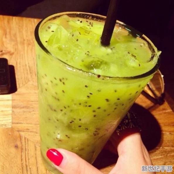 香蕉草莓芭樂鴨脖奶茶千層浪：網(wǎng)友熱議這款新奇飲品-口感獨特卻引發(fā)爭議-究竟是美味還是噱頭