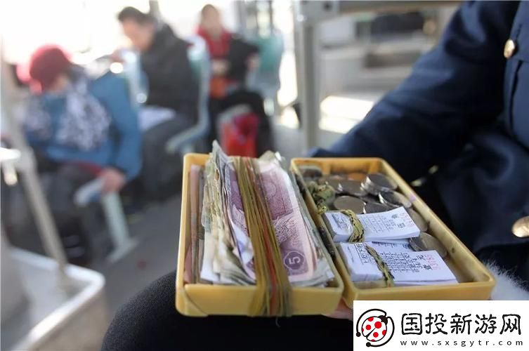 “小鎮(zhèn)公交奇遇：售票員下面量尺寸網(wǎng)友直呼‘辣眼睛’！”