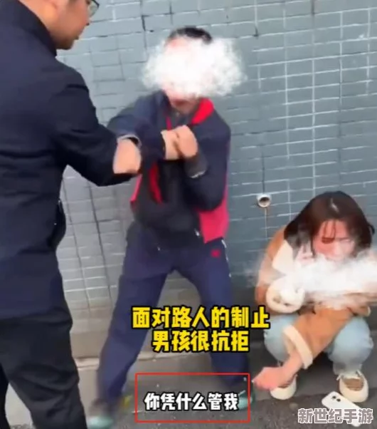 男孩被改造成女性乳膠皮套