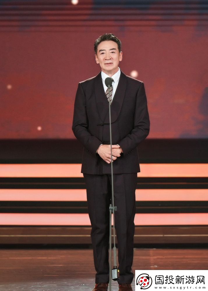 演員寇振海為“最佳青年劇集編輯”獲獎(jiǎng)短片頒獎(jiǎng)