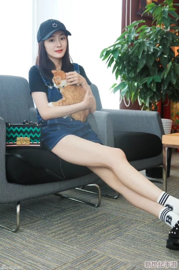 白絲老師-脫-了-內(nèi)-褲-打開腿露出尿口-竟然被同學偷拍并上傳網(wǎng)絡(luò)-引發(fā)熱議與爭議！