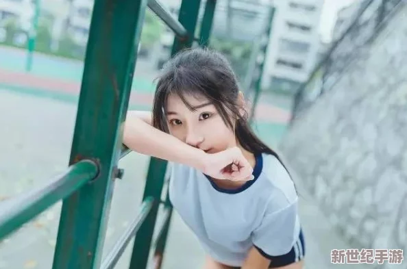 美女?；◤堥_腿讓我漫畫-竟然被同班男生偷拍-引發(fā)校園熱議與眾多網友圍觀！