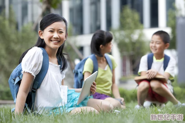 一小孩半夜喂女孩吃