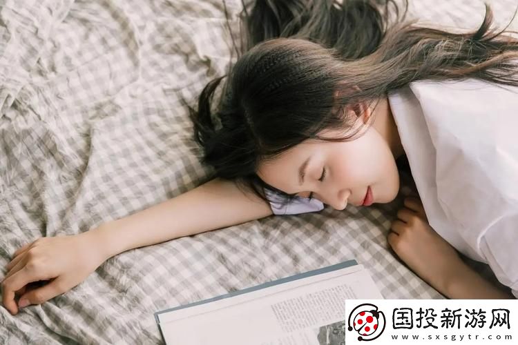 蘭姨不敢發(fā)出一點(diǎn)聲音怕吵醒-友：真是一位盡心盡力的好姨媽！