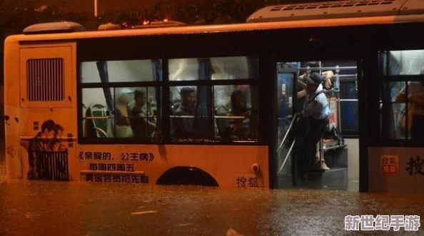 公交車站避雨1~4：突發(fā)大暴雨襲擊城市-公交系統(tǒng)全面癱瘓-市民被困在站臺無處可去！