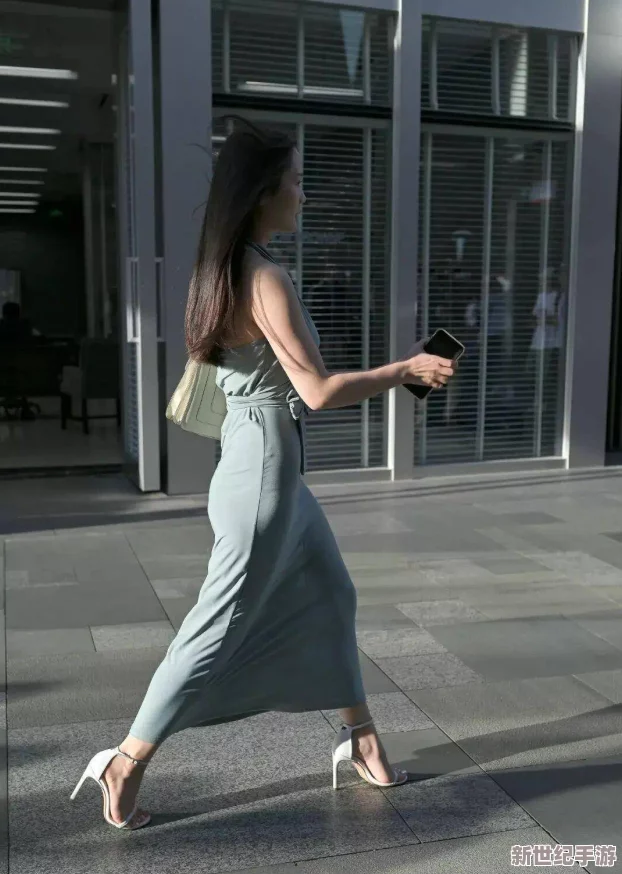 麻豆最火辣蘇語棠蘇婭這樣的-展現(xiàn)了當(dāng)下流行的時尚潮流與個性魅力-引發(fā)網(wǎng)友熱議和關(guān)注