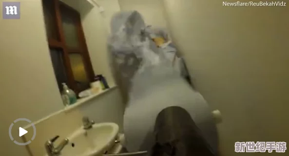 偷拍尿溝！某男星被曝在夜店廁所偷拍女性如廁-現(xiàn)場照片流出引發(fā)網(wǎng)友熱議