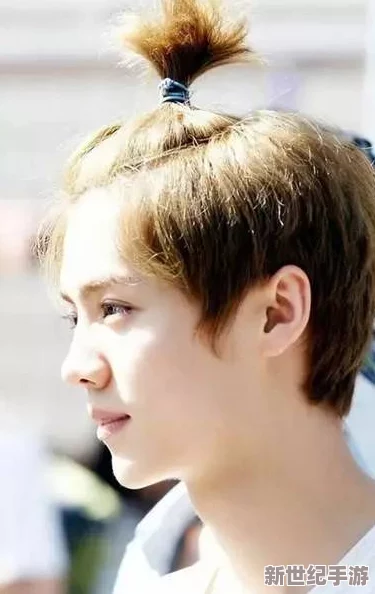 絕望模特雅典娜首秀：在時尚界引發(fā)熱議的全新面孔-以其獨特風(fēng)格和情感表達(dá)震撼了觀眾-成為焦點