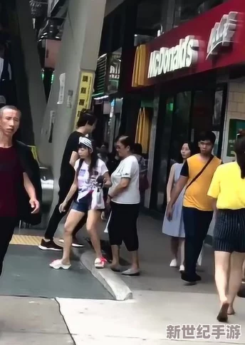 震驚！濃毛茸茸BwBw婦女竟然在街頭大喊-引發(fā)民眾圍觀-背后原因讓人意想不到！