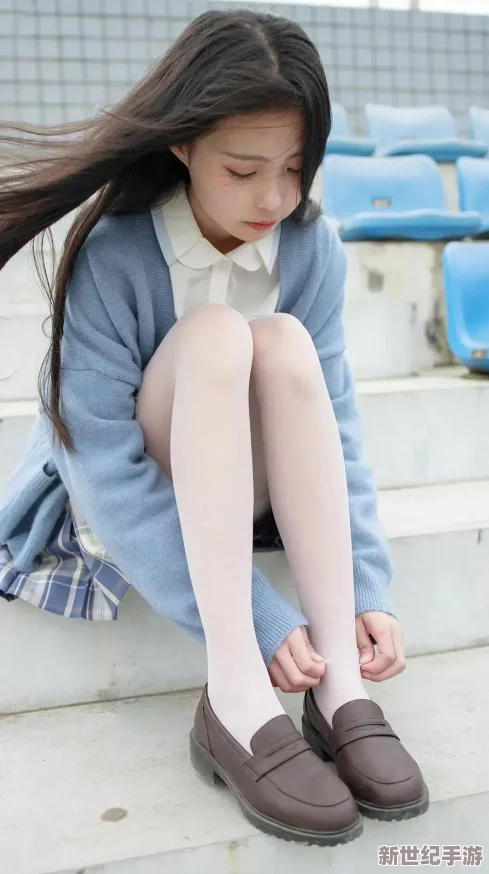 白絲?；?甜美撕掉衣服-引發(fā)全校圍觀-瞬間成為話題焦點-學(xué)生們紛紛嘩然！