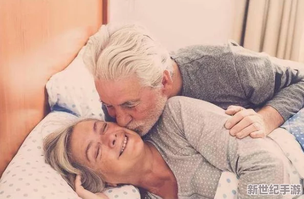 老太享受性服務(wù)HD-驚現(xiàn)網(wǎng)絡(luò)潮流引發(fā)熱議-網(wǎng)友反應(yīng)各異-社會(huì)觀念再度碰撞！