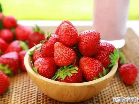 蜜絲婷大草莓和小草莓對(duì)比：傳聞兩款產(chǎn)品背后隱藏的秘密成分引發(fā)熱議-網(wǎng)友紛紛猜測(cè)效果差異！