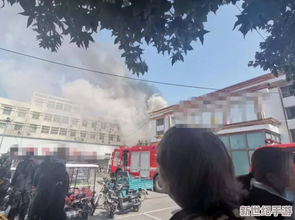 震驚！愛(ài)干清風(fēng)閣附近突發(fā)火災(zāi)-現(xiàn)場(chǎng)濃煙滾滾-緊急救援正在進(jìn)行中！