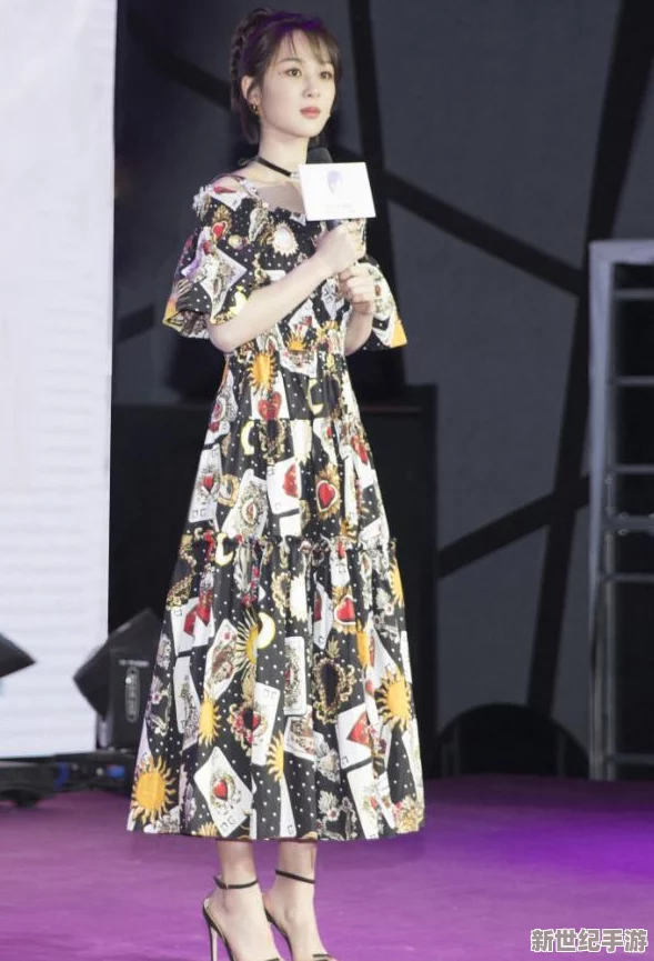 男女不蓋被子打撲克