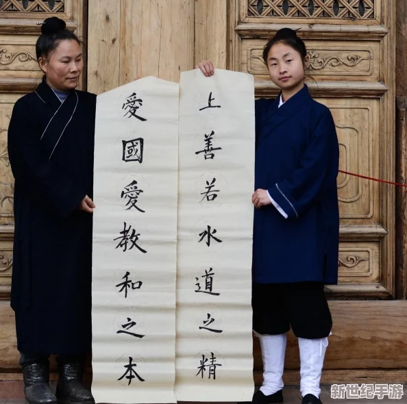 小伙玩的老翁很興奮