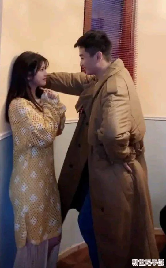 坤坤和桃子碰到一起視頻-網(wǎng)友熱議兩人互動(dòng)引發(fā)的各種猜測與反應(yīng)-令人期待后續(xù)發(fā)展！