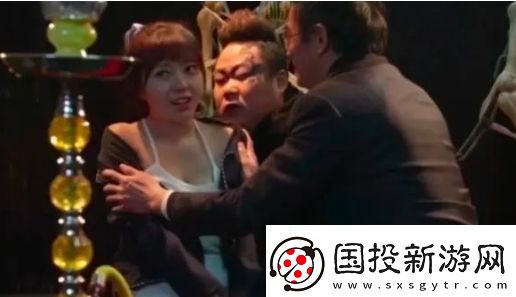 劉飛兒試鏡“跑龍?zhí)住苯巧?></p><p>劉飛兒透露，她確實曾經(jīng)涉足演藝圈，雖然只是跑龍?zhí)椎慕巧@段時間的經(jīng)歷對她來說既寶貴又難忘。她回憶道，有一次在一個劇組里，大牌演員可以在房車?yán)锸孢m地用餐，而普通的演員只能圍坐在一起吃飯，像她這樣的“跑龍?zhí)住眲t需要蹲在地上吃飯。這段經(jīng)歷讓她深刻感受到了行業(yè)的等級差異，但也給了她一次展示自己的機會。導(dǎo)演因為看中她的身材，決定給她加戲，最終她獲得了1500元的片酬。</p><p style=